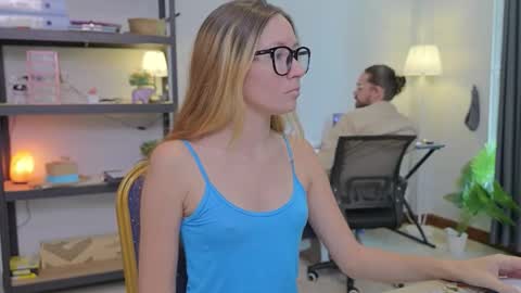 Snapshot of ellcrys chatting on 11/26/25, 01:39 im Elsa lets go Subscribe to my OF and Youtube -35 online show from 11/26/25, 01:39