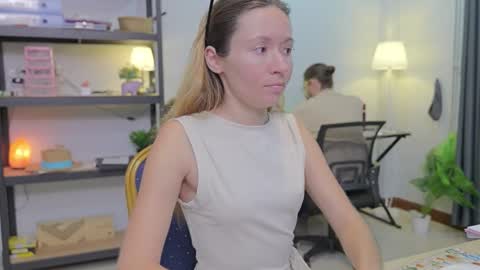 Snapshot of ellcrys chatting on 11/26/25, 10:22 im Elsa lets go Subscribe to my OF and Youtube -35 online show from 11/26/25, 10:22