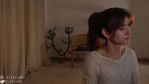 Snapshot of ellelure_ chatting on 02/06/25, 02:44 Linda Restrepo online show from 02/06/25, 02:44