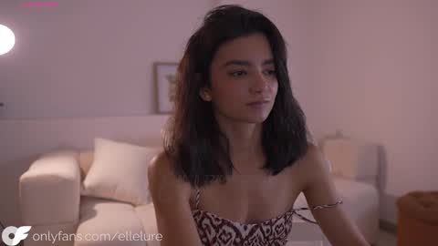 Snapshot of ellelure_ chatting on 09/22/25, 10:45 Linda Restrepo online show from 09/22/25, 10:45