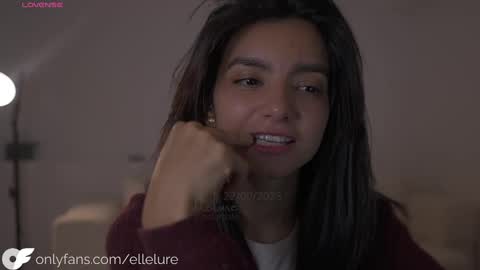 Snapshot of ellelure_ chatting on 10/11/25, 12:21 Linda Restrepo online show from 10/11/25, 12:21