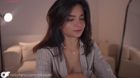 Snapshot of ellelure_ chatting on 10/22/25, 10:31 Linda Restrepo online show from 10/22/25, 10:31