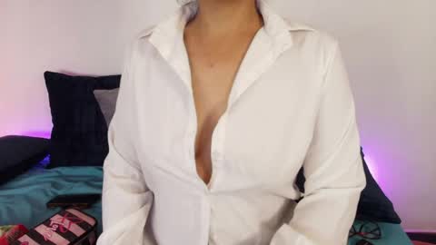 Snapshot of elliee1 chatting on 05/18/26, 12:11 elliee1 online show from 05/18/26, 12:11