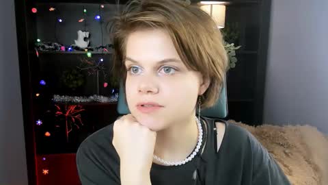 Snapshot of elliemurler chatting on 12/19/25, 01:07 elliemurler online show from 12/19/25, 01:07