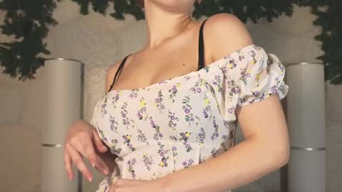 Snapshot of elliephant_ chatting on 01/08/25, 03:28 just Emily online show from 01/08/25, 03:28