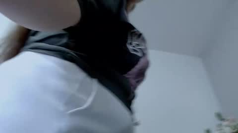 Ellie online show from 04/09/26, 07:03