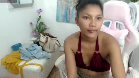 Snapshot of elly_willis chatting on 02/23/25, 05:18 Elly online show from 02/23/25, 05:18