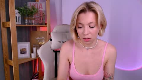 Elly online show from 11/28/25, 03:09