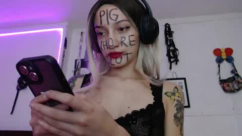 Snapshot of eloise_brown_ chatting on 01/14/25, 01:47 Chelsea Please help me to reach 100 thumbs up online show from 01/14/25, 01:47