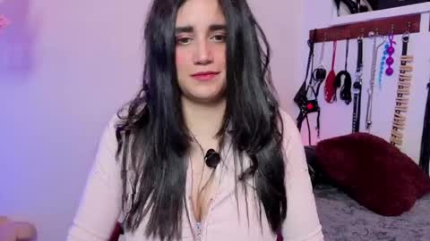 elowen_halley1 online show from 04/15/26, 07:32