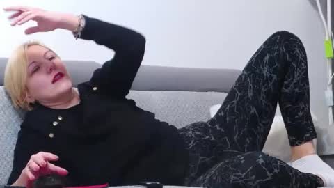 ElsieMacks online show from 11/19/25, 08:31