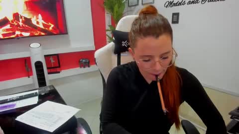 Snapshot of ema_04 chatting on 01/28/25, 09:19 Estefany Martinez Acua INSTAGRAM ema 04oficial online show from 01/28/25, 09:19