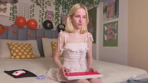 Snapshot of emacalim_ chatting on 10/26/25, 12:44 Emma online show from 10/26/25, 12:44