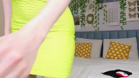 Snapshot of emacalim_ chatting on 11/30/25, 12:42 Emma online show from 11/30/25, 12:42