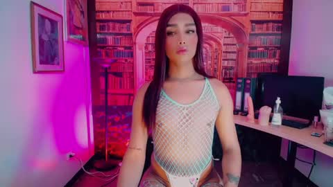 Snapshot of emeli_roushot chatting on 04/22/26, 11:23 Emeli online show from 04/22/26, 11:23