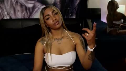 anyelii  online show from 11/11/25, 04:56