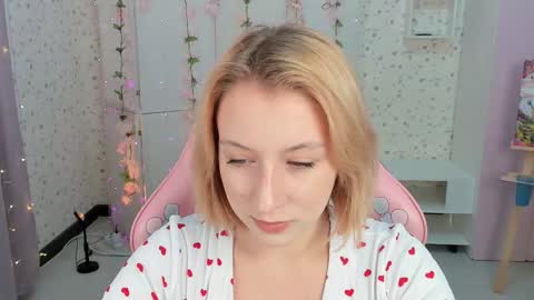 Snapshot of emely_garcias chatting on 10/19/25, 12:06 emelia online show from 10/19/25, 12:06