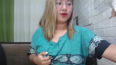 Snapshot of emely_slutxxx chatting on 01/14/25, 12:24 Emely online show from 01/14/25, 12:24