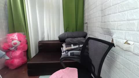 Snapshot of emely_slutxxx chatting on 02/01/25, 01:23 Emely online show from 02/01/25, 01:23