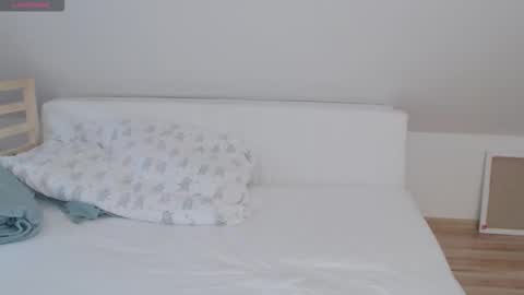 just me online show from 12/04/25, 01:20