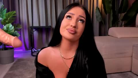 Snapshot of emeraldkat chatting on 04/14/26, 02:34 Emerald online show from 04/14/26, 02:34