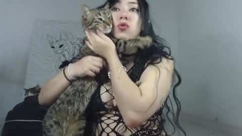 Snapshot of emiantonella_ chatting on 10/31/25, 10:22 Antonella online show from 10/31/25, 10:22