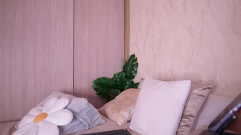 Snapshot of emiily_bell chatting on 02/14/26, 02:03 online show from 02/14/26, 02:03