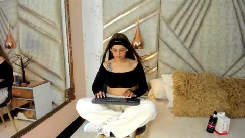 Snapshot of emiilymoss chatting on 02/27/26, 12:10 Emy online show from 02/27/26, 12:10