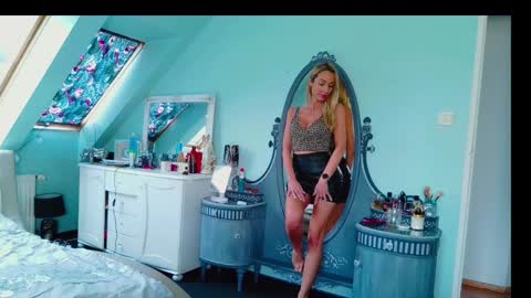 Emila online show from 02/07/25, 01:01