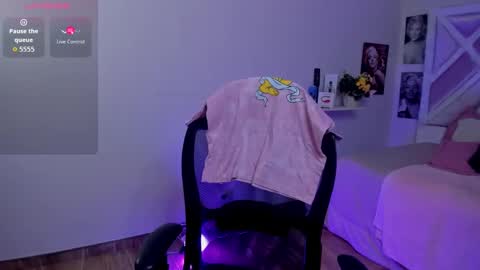 emilayton_ online show from 09/24/25, 08:34