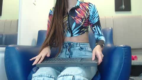 Snapshot of emilee_star chatting on 02/20/25, 04:14 Emilee online show from 02/20/25, 04:14