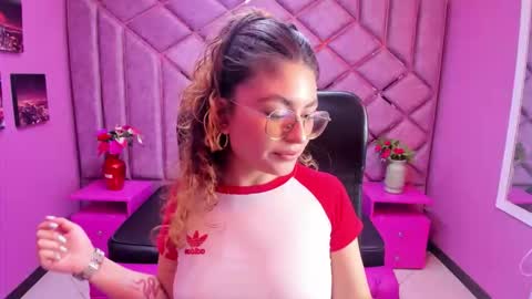 Snapshot of emili_rouse_ chatting on 10/04/25, 09:13 Emy online show from 10/04/25, 09:13