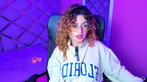 Snapshot of emili_rouse_ chatting on 11/20/25, 04:23 Emy online show from 11/20/25, 04:23