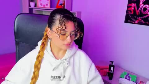 Snapshot of emili_rouse_ chatting on 11/22/25, 02:21 Emy online show from 11/22/25, 02:21