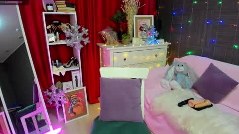 Snapshot of emiliyaqueen chatting on 12/12/24, 02:04 Emiliya online show from 12/12/24, 02:04