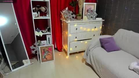 Snapshot of emiliyaqueen chatting on 12/18/24, 02:42 Emiliya online show from 12/18/24, 02:42