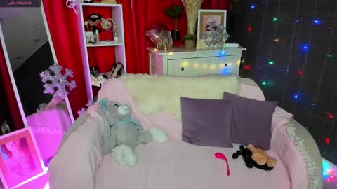 Snapshot of emiliyaqueen chatting on 12/25/24, 04:12 Emiliya online show from 12/25/24, 04:12