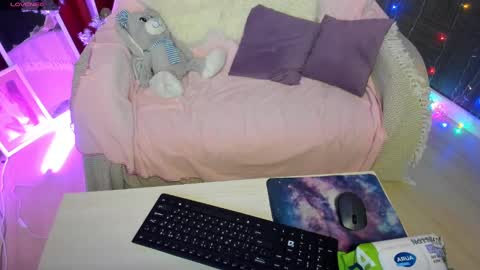 Snapshot of emiliyaqueen chatting on 12/29/24, 02:49 Emiliya online show from 12/29/24, 02:49