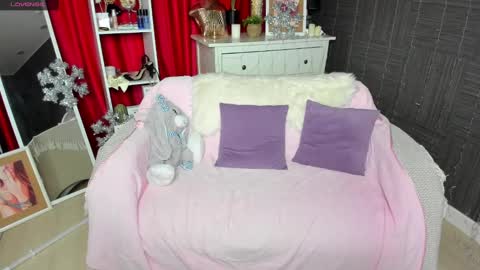 Snapshot of emiliyaqueen chatting on 01/05/25, 01:13 Emiliya online show from 01/05/25, 01:13