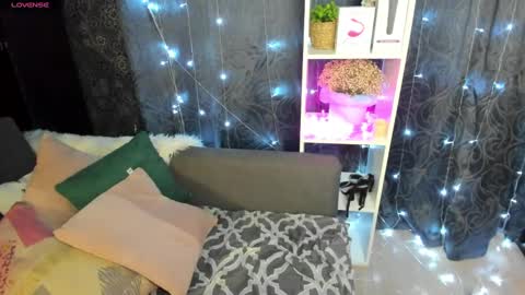 Snapshot of emiliyaqueen chatting on 02/03/25, 02:14 Emiliya online show from 02/03/25, 02:14