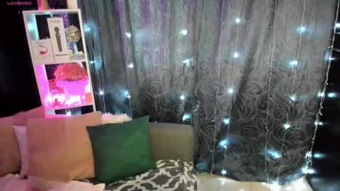 Snapshot of emiliyaqueen chatting on 02/08/25, 02:26 Emiliya online show from 02/08/25, 02:26