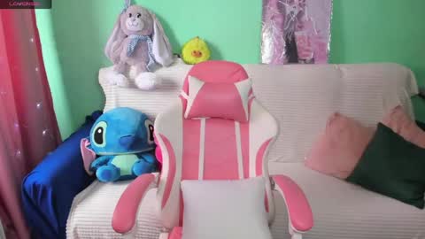 Emiliya online show from 04/12/26, 05:34