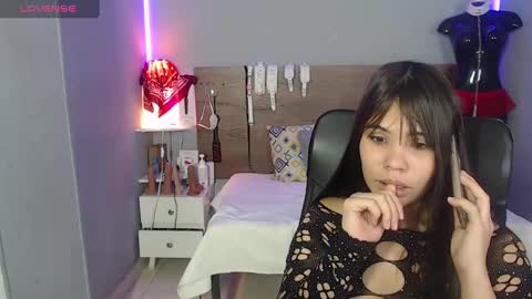 Snapshot of emily_beltonn chatting on 12/24/24, 06:17 online show from 12/24/24, 06:17