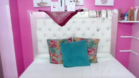 Snapshot of emily_beltonn chatting on 12/31/24, 12:32 online show from 12/31/24, 12:32