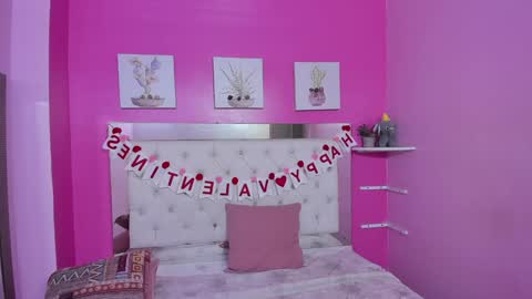 Snapshot of emily_beltonn chatting on 02/06/25, 10:43 online show from 02/06/25, 10:43