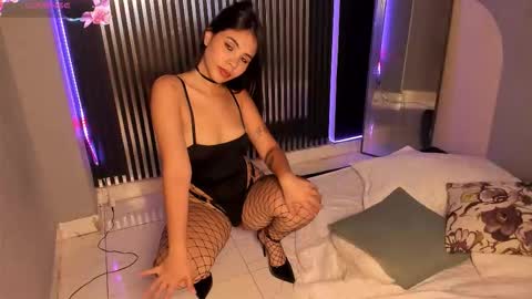 Snapshot of emily_beltonn chatting on 10/11/25, 09:02 online show from 10/11/25, 09:02