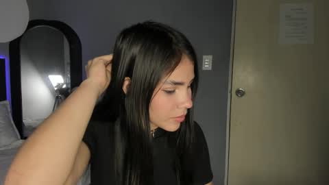 Snapshot of emily_beltonn chatting on 11/21/25, 09:46 online show from 11/21/25, 09:46