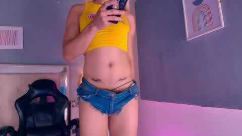 Snapshot of emily_castillo1_ chatting on 06/18/26, 09:14 emily_castillo1_ online show from 06/18/26, 09:14