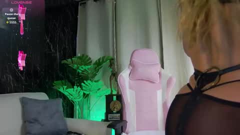 Snapshot of emily_foxx01 chatting on 11/28/25, 10:12 Emily foxx01 online show from 11/28/25, 10:12