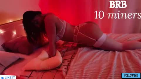 Snapshot of emily_gin chatting on 11/10/25, 02:21 EMILY online show from 11/10/25, 02:21